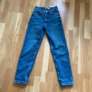 Mörkblå Zara jeans - Köpte dessa för flera år sedan och användes inte mycket och nu är de för små för mig. Jag är precis under 160 och dessa är för tajta och korta för mig! Kontakta om ni har frågor!