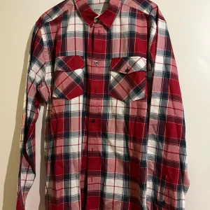 Flanellskjorta 200kr - Flanellskjorta från Wesc, oanvänd i strl L . Möts upp i Umeå eller skickas med posten. 