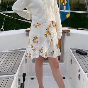 Gullig kjol från Lindex - Köpte denna för två år sedan men har tyvärr bara använt en gång och är nu för lite för liten för mig! Den är i barnstolek men passar som Xs/Xxs! Kontakta om ni har frågor!