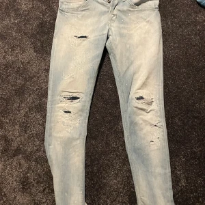 Dondup jeans - Dondup jeans i storleken 32. Jeansen är i väldigt bra skick och bara använda ett fåtal gånger.