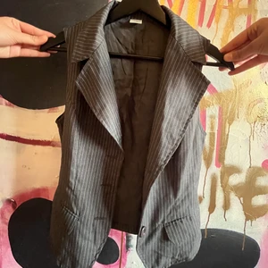 Tuff väst - Passar storlek Xs-M.  Snyggt till Lågmidjade jeans och linne. Köp en hel outfit på min Plick ☺️😂💗💞💘