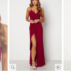 Balklänning  - Säljer bal klänning då jag inte längre ska gå på balen. Den är oanvänd❤️  Helt slutsålda på hemsidan.