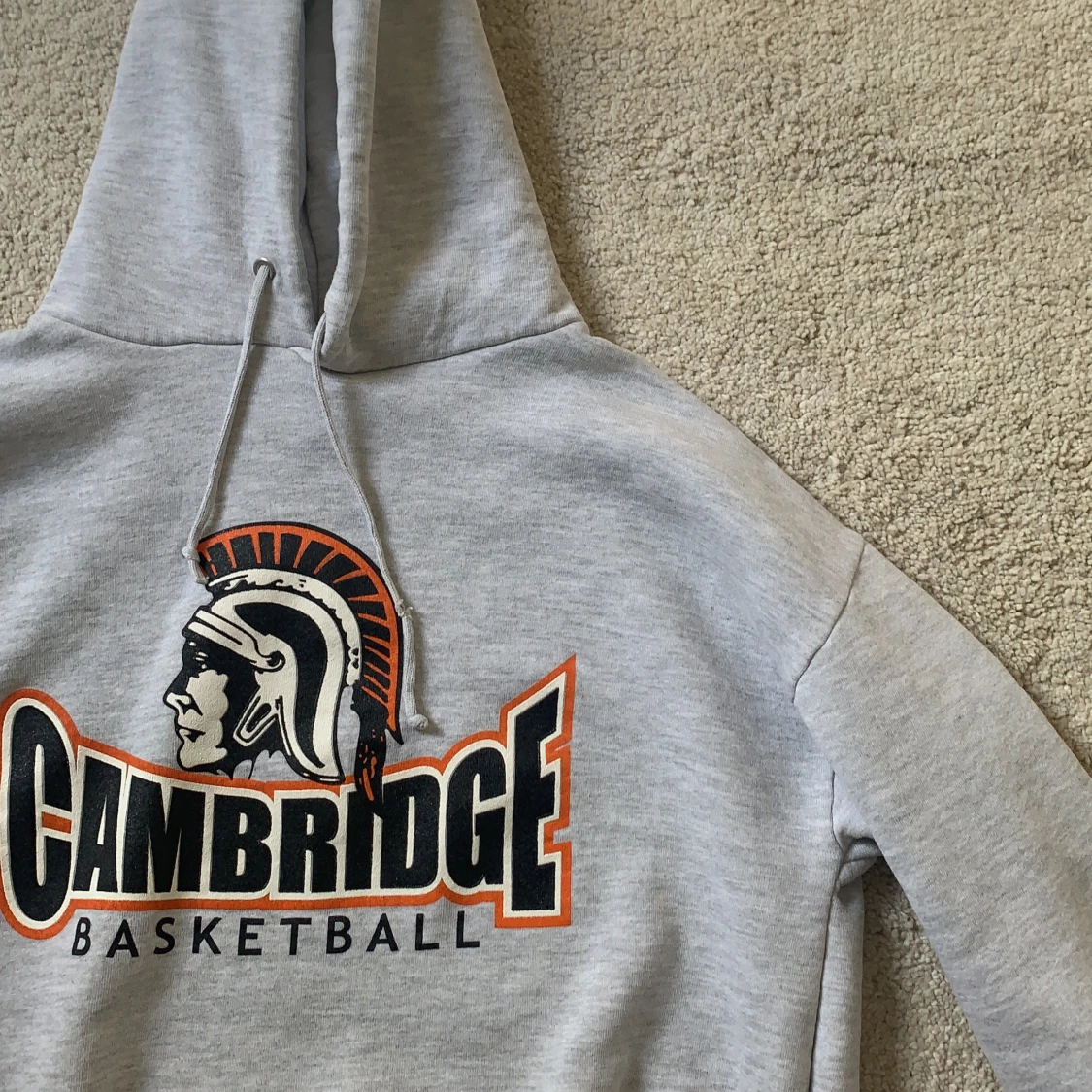 En grå hoodie  - 91