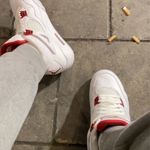 Air Jordan 4 Metallic Red - Använda 3 gånger, ser ut som alldeles nya. Säljer pga att de va lite stora i storleken och att jag vill köpa ett par nya.