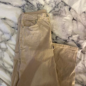 Lågmidjade jeans - Superfina lågmidjade beiga jeans från nakd. Sitter perfekt och kasar inte ner. Säljer pga dom inte kommer till användning. Köparen står för frakten 💕