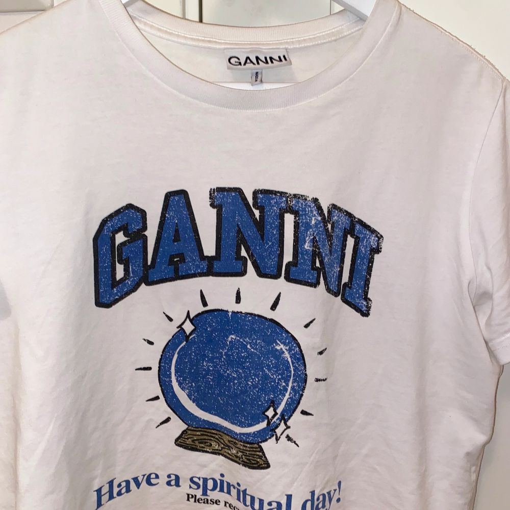 Ganni t-shirt med texten ”have a spiritual day” 💙💙 . Toppar.