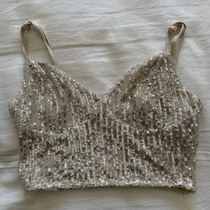 Glitter topp - Beige glitter topp! Skriv privat för fler bilder💕