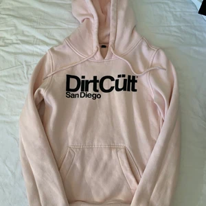 Dirtcult hoodie - Ljusrosa hoodie från dirtcult i xs, superfint skick förutom en pytteliten blå fläck på magen (nån millimeter stor, syns knappt)! Annars är den hel och ren, trycket är inte sprucket eller liknande heller💓