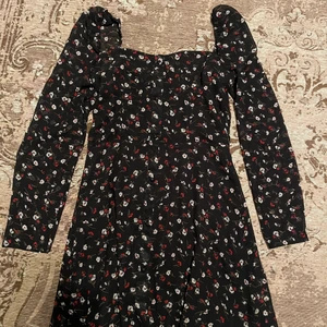 Klänning - Kort somrig klänning, använd några gånger, värd 500kr men säljer för 150kr. Storlek 40 men är liten i storleken.