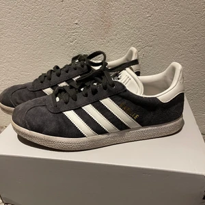 Adidas Gazelles - Adidas Gazelles i fint skick, mörkgrå