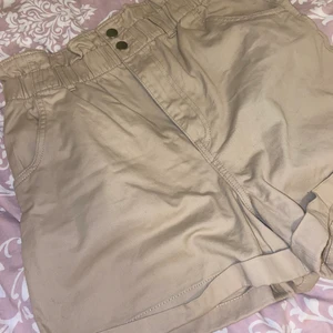 Beige shorts - Onanvända fina shorts från H&M i färgen beige med silvriga detaljer