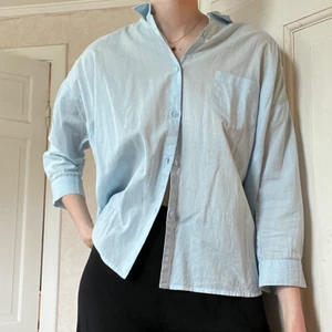 Skjorta  - Så fin himmelsblå färg, perfekt till sommaren. Storlek XS men sitter såhär på mig som som är 173 cm och brukar ha S