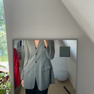 Figursydd kavaj - Klassisk figursydd grå kavaj. Storlek: S. Jag är 1.74 cm lång.