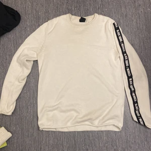 Blacksquad tröja - Rensar garderoben helt och hållet för att få plats för nya kläder, allt är i bra skick!!  Köparen står för frakten som kommer kosta lite extra bara!