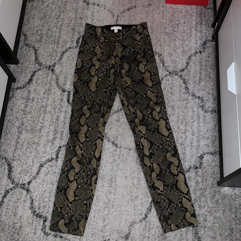Ett par SUPER sköna snakeprint kostymbyxor, stretchiga i midjan. Har både fram och bakfickor som är hyfsat stora. Finns både dragkedja och knapp framtill. Väldigt bra skick då dom knappt är använda . Kostymer.