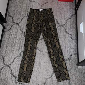 Ett par SUPER sköna snakeprint kostymbyxor, stretchiga i midjan. Har både fram och bakfickor som är hyfsat stora. Finns både dragkedja och knapp framtill. Väldigt bra skick då dom knappt är använda 