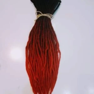 Dreads - Svart/röd ombre dreads. Endast isatt i 3dagar så det är i nyskick! Kostade 1500 nytt