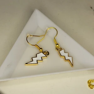 Blixt örhängen, finns även i svart - Bra skick, egen gjort