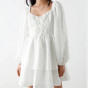 Klänning  - En helt ny och slutsåld klänning från ginatricot, kostar 599 men säljer för 349 + frakt, som sagt aldrig använd och passar perfekt till skolavslutning/ sommarens fester, vid flera intreserade så för högsta pris köpa. Skriv om du vill ha fler/ egna bilder så lösre jag det :))