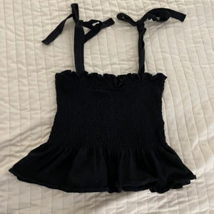 Svart sommar linne  - Säljer en fin svart linne som är perfekt nu till sommaren ☀️🖤 Toppen är i storlek S/M från H&M ☺️ Den är rusche runt och man kan knyta axlarna 🤩 Jag säljer den för 30kr + frakt 💕 Dm för mer bilder/info ☺️💕