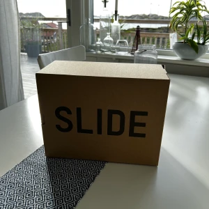 Yeezy Slide - Glow Green 44.5 - Adidas YZY slide GLOW GREEN storlek 44.5/US10, kvitto finns från SNS. Cond 10/10 DS