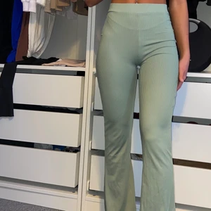 Utsvängda Byxor - Ribbade byxor, använda 1-2 gånger.  Skulle passa någon som är 160-165 Skriv för mer info!