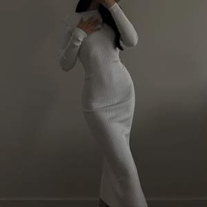 Super fin lång klänning i vitt. Storlek XS/S Använd 1 gång. Inte nopprig helt som ny! 