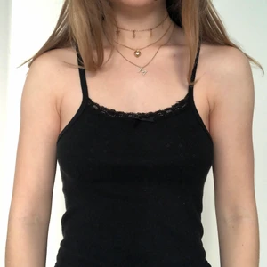 Brandy Melville Linne - Linne med rosett detalj från Brandy Melville 🎀 Använd några gånger så är i mycket bra skick 🖤 Ingen storlek står men uppskattas till XS-S 