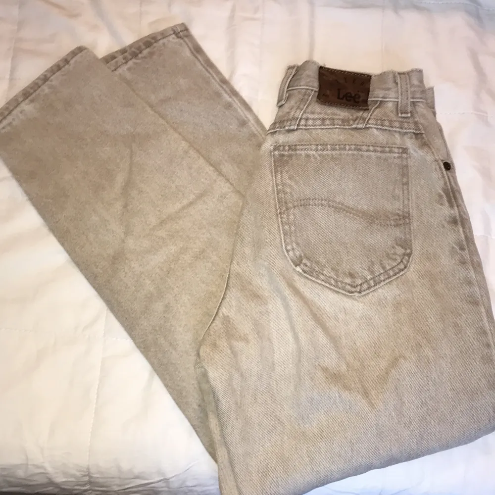 Jättesnygga vintage jeans från Lee, passar strl 34. Lagom i benen på mig som är drygt 160. Jeans & Byxor.
