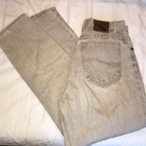 Lee beiga/bruna jeans 34 - Jättesnygga vintage jeans från Lee, passar strl 34. Lagom i benen på mig som är drygt 160