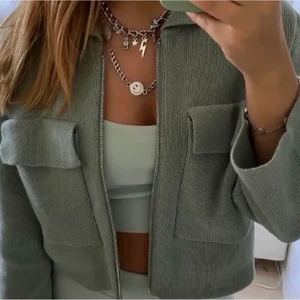 Grön kofta från Gina Tricot - Säljer vidare min Gina Tricot kofta i storlek M. Bra skick 💓