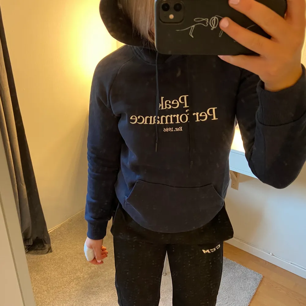 Peak performance Hoodie som aldrig har kommit till användning! Storlek S och är helt som ny. . Hoodies.