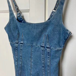 Tight jeansklänning Urban ourfitters - Kort tight jeansklänning ifrån Urban outfitters, storlek XS , använd fåtal gånger 💘 