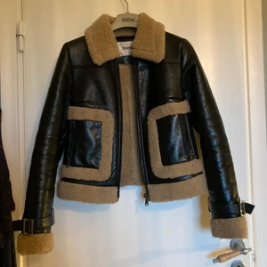 Jacka från Stand - Världens ballaste fejkläderjacka från STAND! Älskar denna, men vuxit ifrån varandra lite. Superskön på höst och vår, eller på vintern med en tunntjocktröja under! Möts upp i Malmö. 