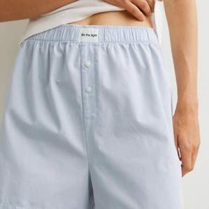 Säljer dessa helt nya pyjamas shorts då de inte passar och jag inte kan lämna tillbaka. Har två par shorts, men den intresserade behöver bara köpa ett par short om det är den vill! Köpare står för shortsen + frakten! 💕💕💕