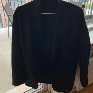 Kavaj  - Kavaj i svart med fickor. Passar XS-M beroende på hur man vill att den ska sitta 