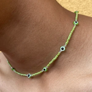 Grönt Evil eye halsband 🍀 -  Evil eye Kollektion 🧿 * 35kr per halsband exklusive frakt! * Du väljer längden själv * Flera olika färger * Vill du ha ett mix-färgat halsband? Gärna! Du väljer precis allt. * Standard längd 40 cm * + 1cm = +2 kr