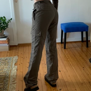 Cargo byxor bruna - Säljer mina bruna cargo byxor då dom inte kommer till användning 💗 dom har lite resår i midjan, och passar S. Jag är 165cm lång som referens💗💗
