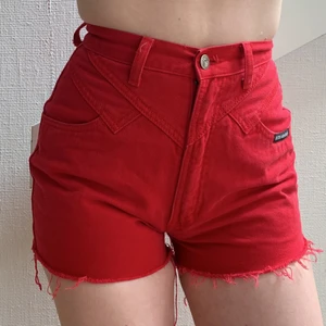 Röda små shorts  - Säljer mina söta Rocky mountain shorts eftersom de är för små. Köpta begagnat men i bra skick! Står att de är i storlek 5/6 vilket är XS. De är 31 cm tvärs över. ❤️