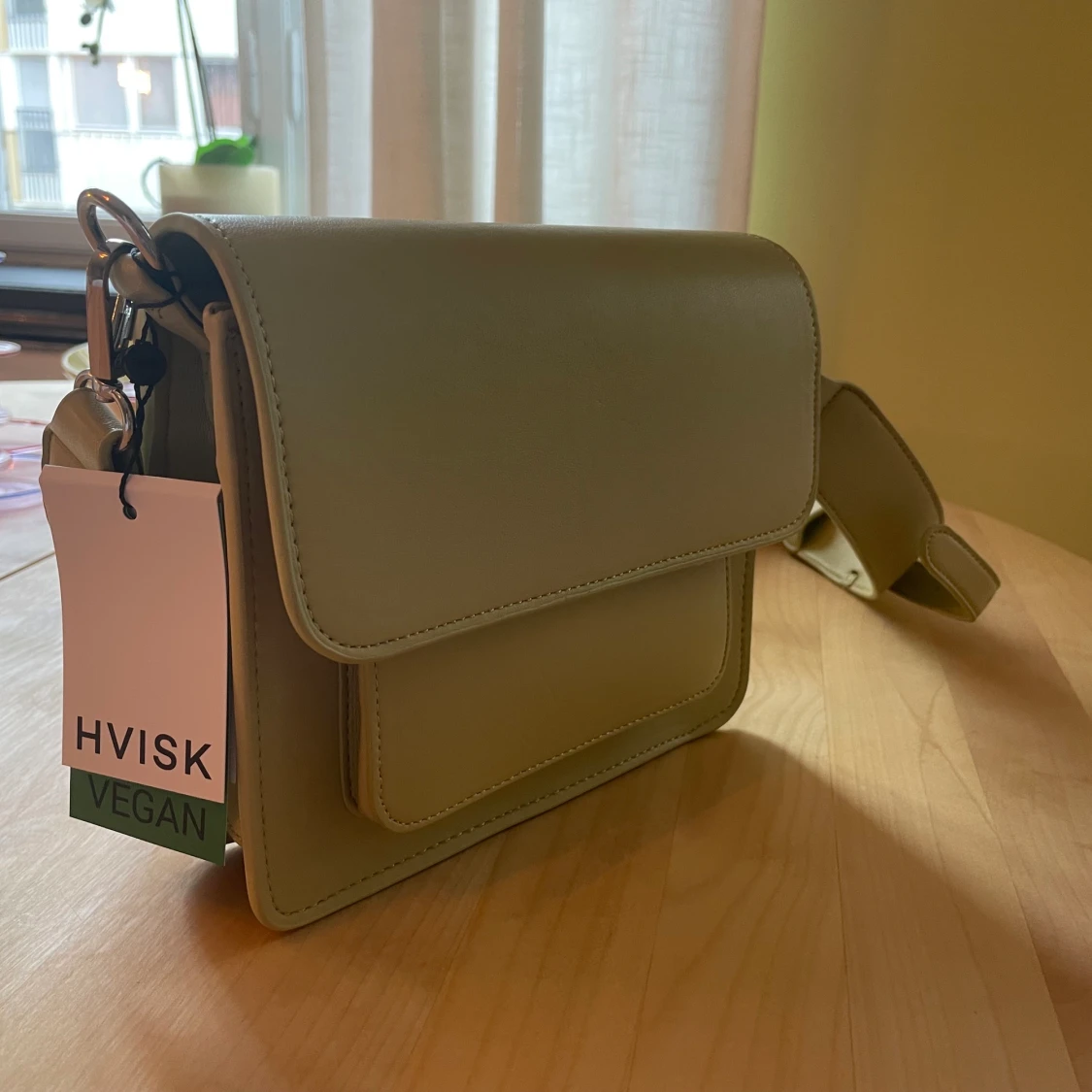 Green vegan Hvisk cross body bag 
