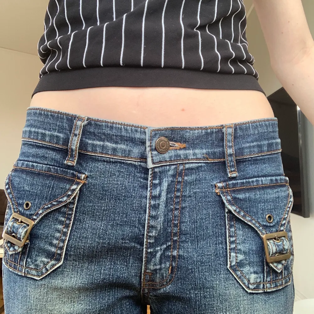 Jättefina lowwaist bootcut jeans men tyvärr förkorta för mig(jag är 168). Super coola fickor både fram och bak, vid mer frågor skriv gärna!:)💋. Jeans & Byxor.