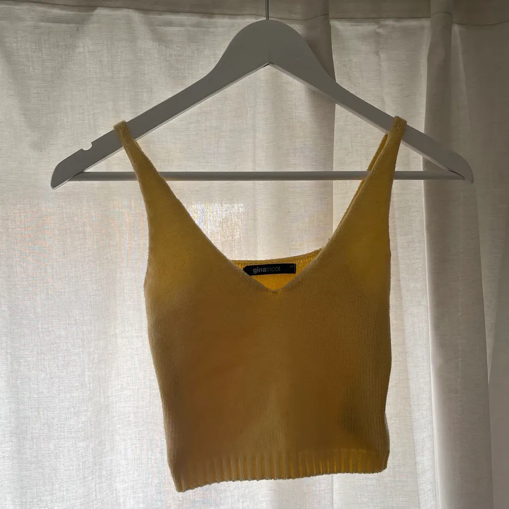 somrigt gult linne från ginatricot i bra skick! strl xs. köpte för 299kr, säljer för 75kr + frakt❣️. Toppar.