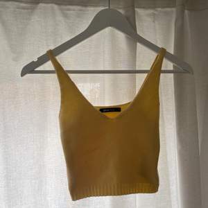 somrigt gult linne från ginatricot i bra skick! strl xs. köpte för 299kr, säljer för 75kr + frakt❣️