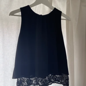 Linne - fint linne från warehouse. superliten 42a, passar xs/s, använd ett fåtal gånger. köpt för 500kr, säljer för 90kr, frakt tillkommer!💞