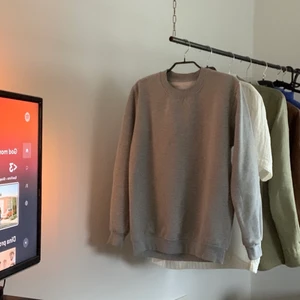 Grå sweatshirt - Tjena! Säljer denna gråa sweatshirt som jag hittade i garderoben, då den är alldeles för liten. Passformen är väldigt boxy och passar nog mellan xs-s. Inga fläckar, men lite nopprig även fast den fortfarande är mjuk. 150kr plus frakt.