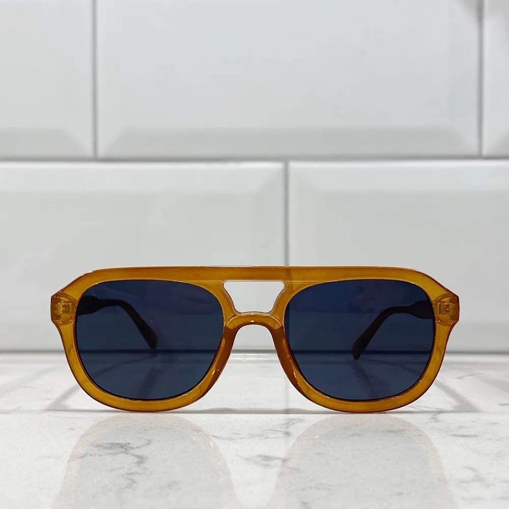 De perfekta solglasögonen med UV 400🧚🏼 Freakten ingår i priset 🫶🏼. Accessoarer.