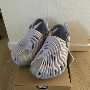 Crocs by Salehe Bembury ’Urchin’ - Crocs by Salehe Bembury ’Urchin’  Köpta från SNS  Storlek: 41/us8  Helt nya med tags kvar  1300+hälften av frakten    Kan tänkas byte vid rätt deal  Skriv för frågor eller mer info :) 