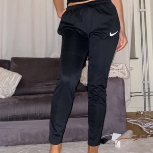 Nike byxor  - Superfina byxor oanvända, endast provade. Köptes för 499 men säljes pga jag fått två likadana. Storlek S. Är 1.61 cm