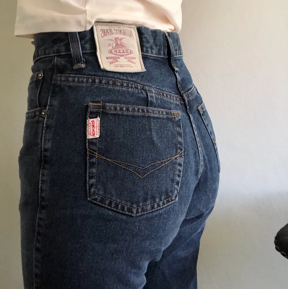 Straight fit och höga i midjan och passar en xs/s/m beroende på hur man vill de ska sitta 🥂. Jeans & Byxor.