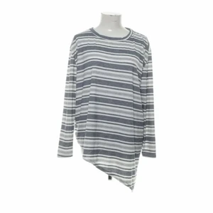 Randig t-shirt långärmad - Långärmad randig tröja med färger grå och vit! Säljer pga att den inte kommer till användning! 50kr+ frakt som är 66kr, är medveten om att frakten blir mer! Kan kolla om det går att göra frakten mindre på nått annat fraktsätt!💕